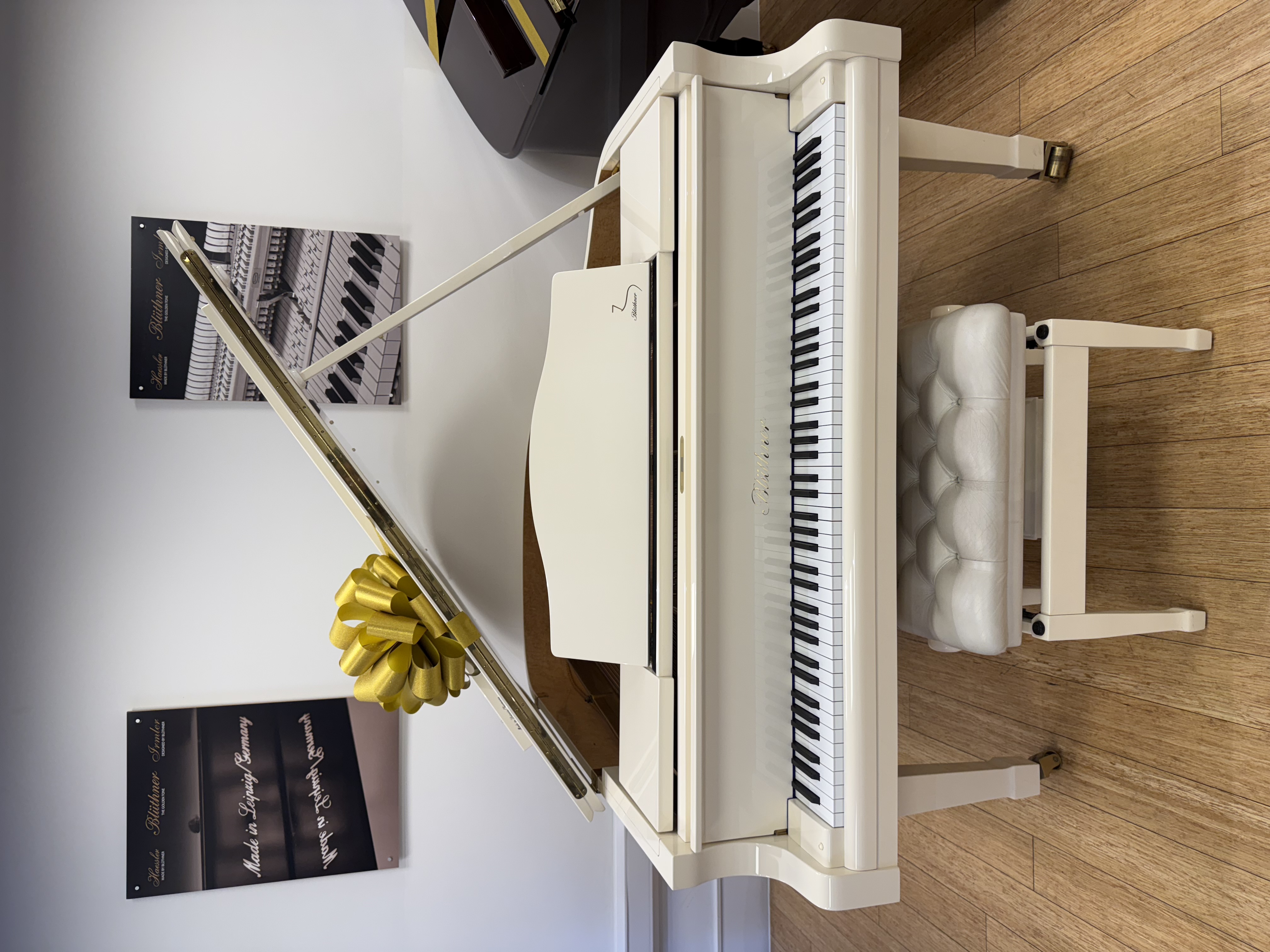 Pre-Owned Blüthner Model 6 in White Polished Finish